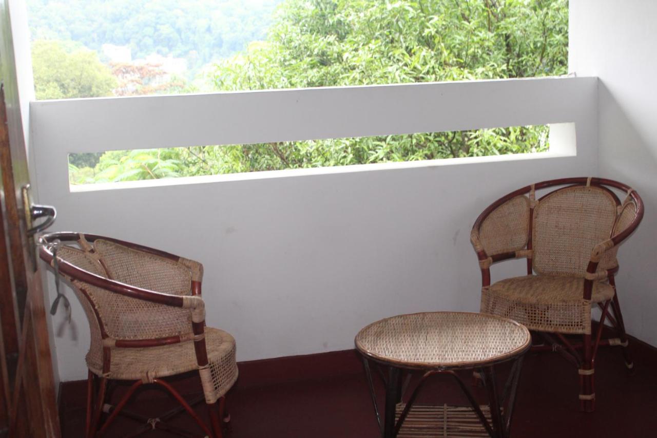 Lazy Bear Best Hostel In Kandy Exterior photo